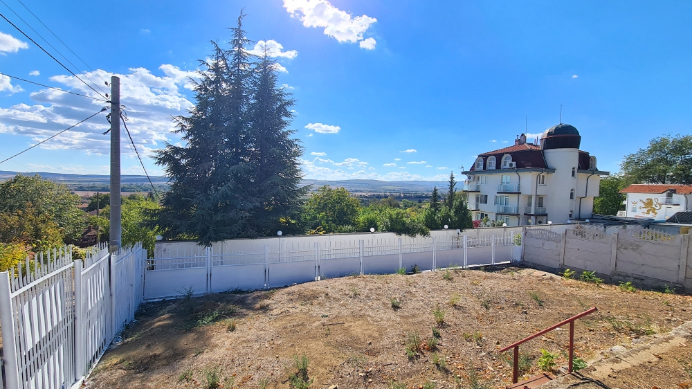 Напълно реновирана къща без такса поддръжка в село Горица