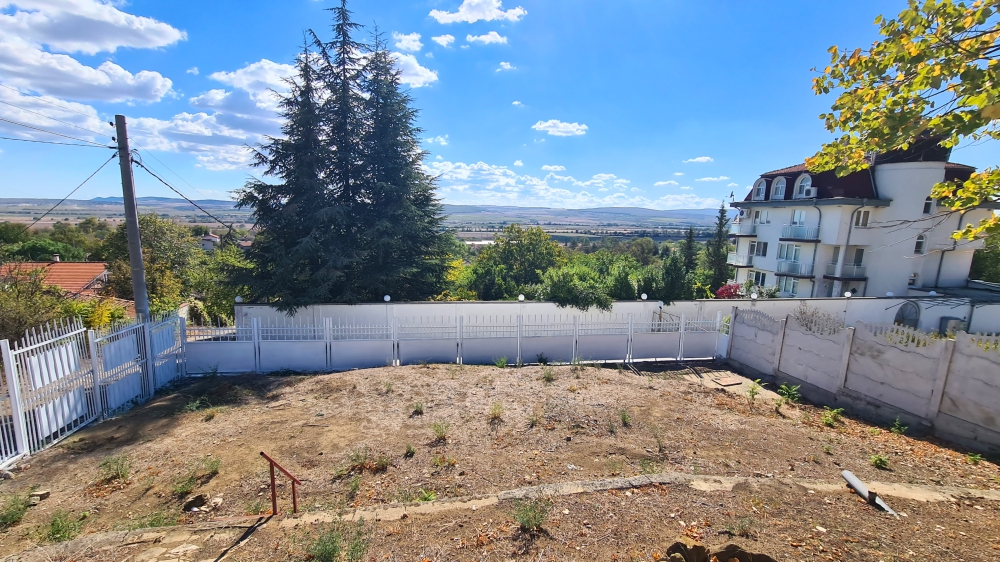 Напълно реновирана къща без такса поддръжка в село Горица