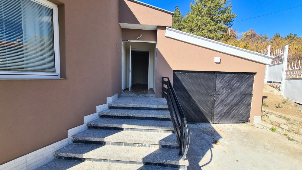 Напълно реновирана къща без такса поддръжка в село Горица