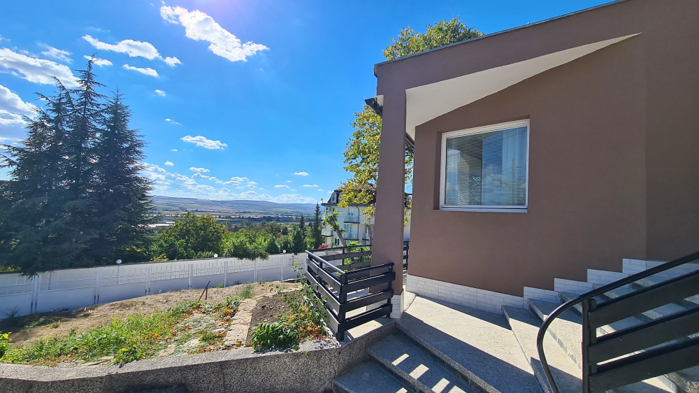 Напълно реновирана къща без такса поддръжка в село Горица