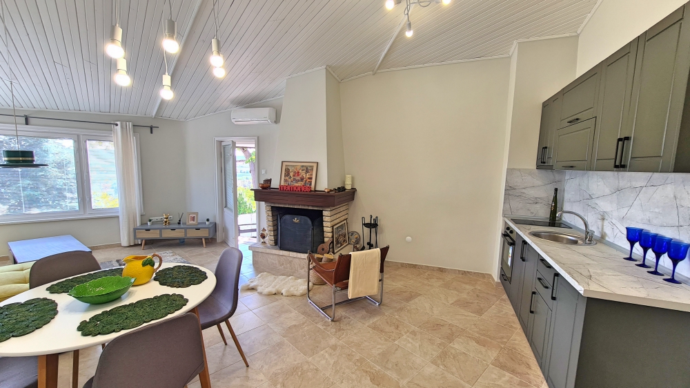 Напълно реновирана къща без такса поддръжка в село Горица