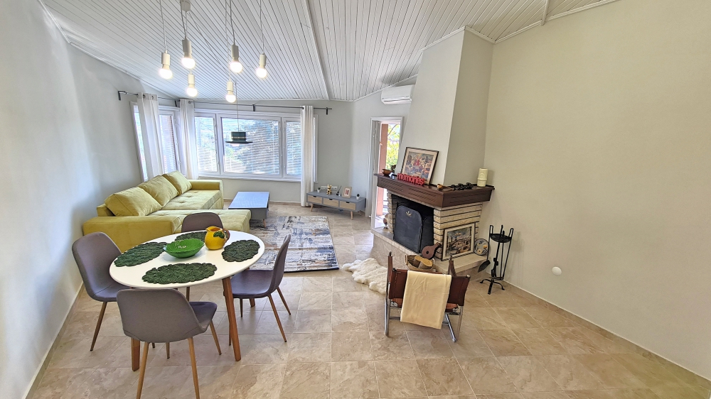 Напълно реновирана къща без такса поддръжка в село Горица