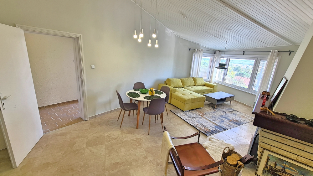 Напълно реновирана къща без такса поддръжка в село Горица