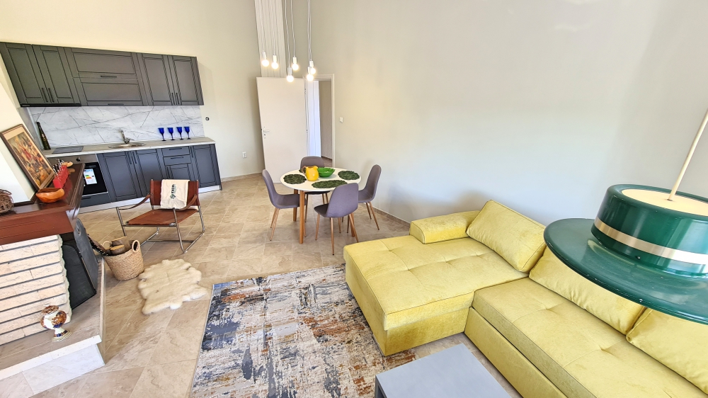 Напълно реновирана къща без такса поддръжка в село Горица