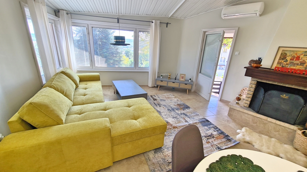 Напълно реновирана къща без такса поддръжка в село Горица