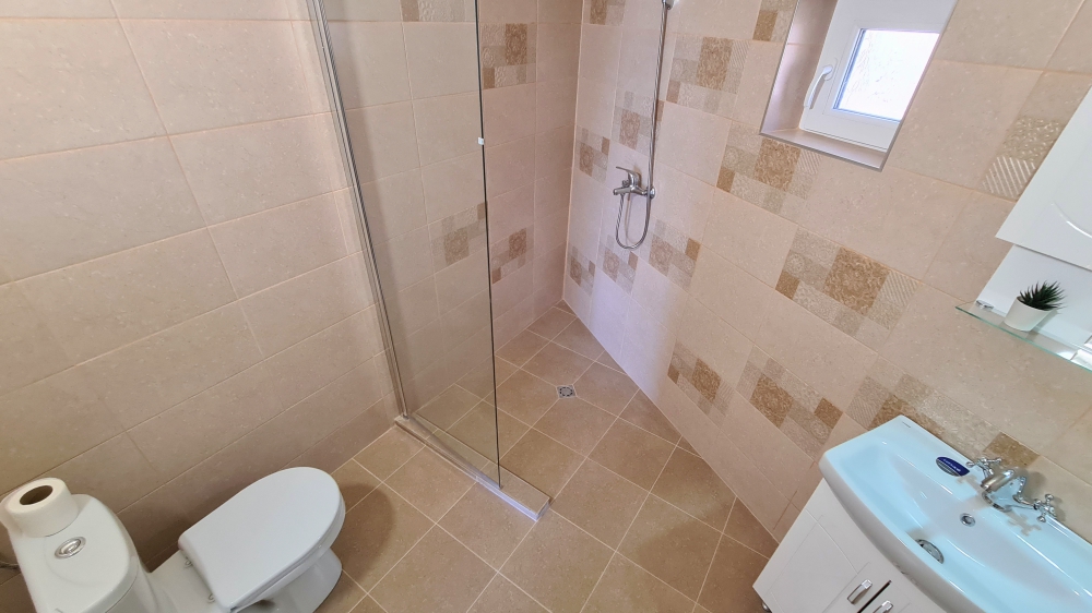 Напълно реновирана къща без такса поддръжка в село Горица