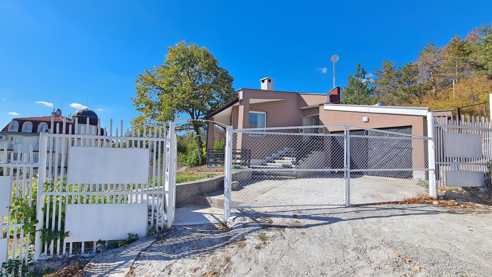 Напълно реновирана къща без такса поддръжка в село Горица