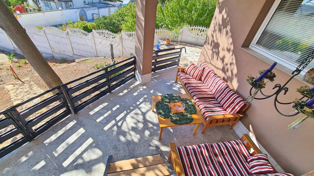 Напълно реновирана къща без такса поддръжка в село Горица