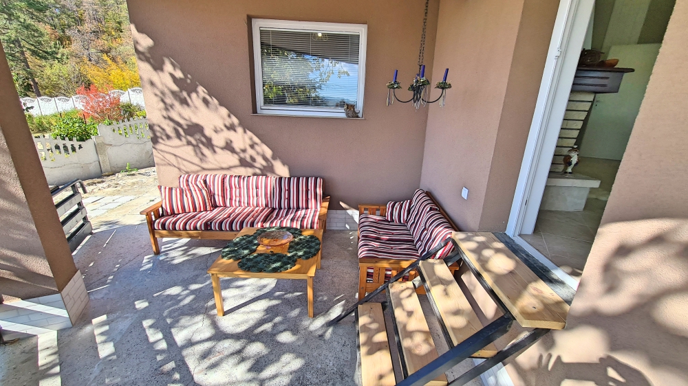 Напълно реновирана къща без такса поддръжка в село Горица