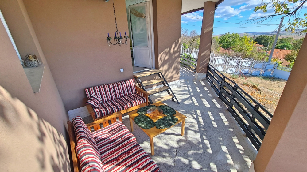 Напълно реновирана къща без такса поддръжка в село Горица