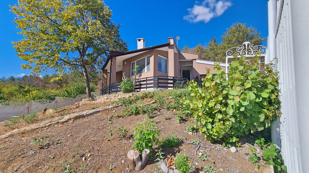 Напълно реновирана къща без такса поддръжка в село Горица