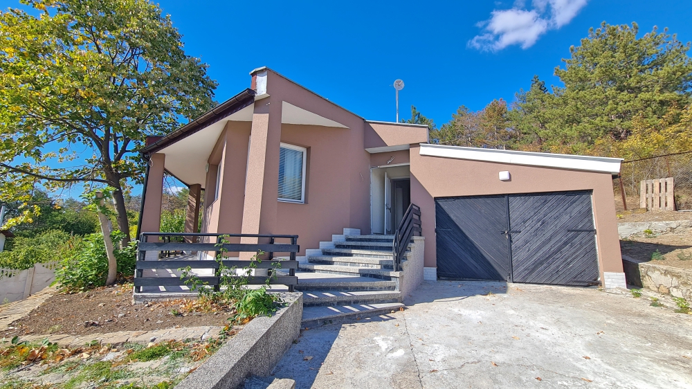 Напълно реновирана къща без такса поддръжка в село Горица