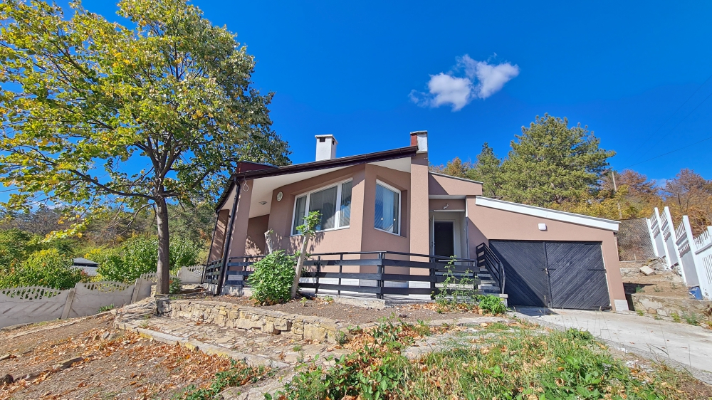 Напълно реновирана къща без такса поддръжка в село Горица