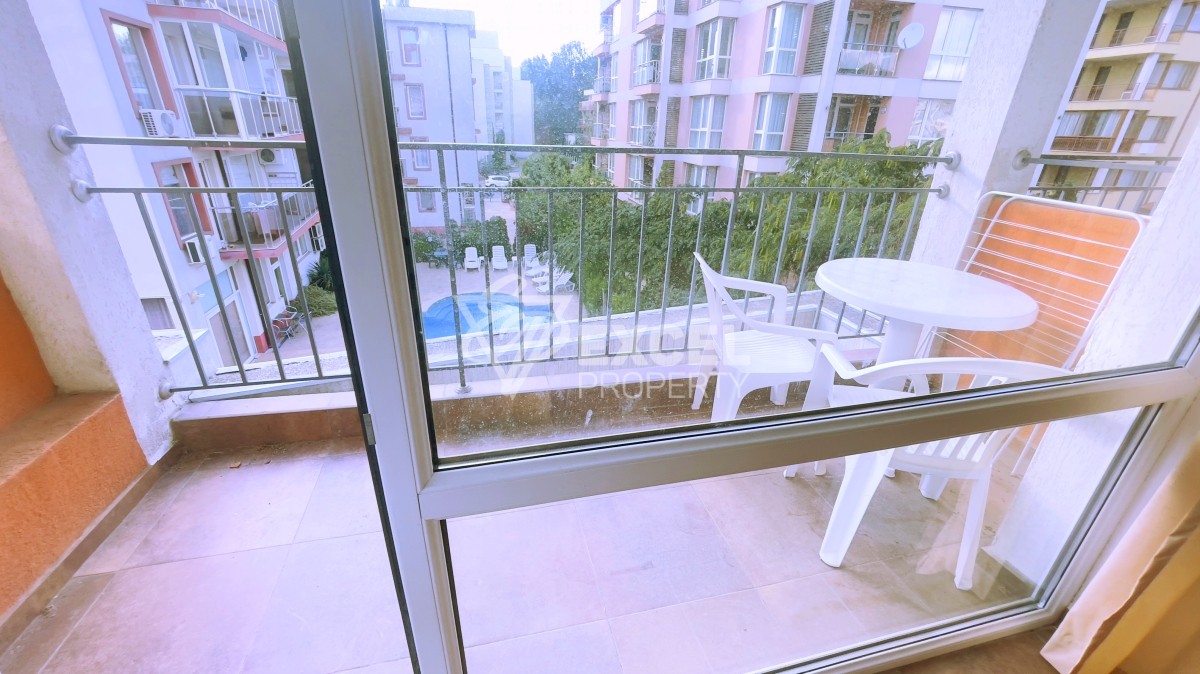 Обзаведено студио в Слънчев Бряг с гледка към басейна