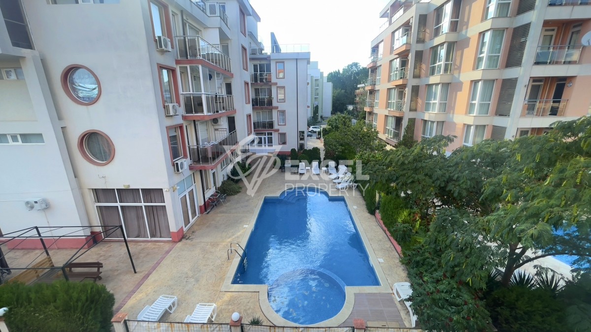 Обзаведено студио в Слънчев Бряг с гледка към басейна