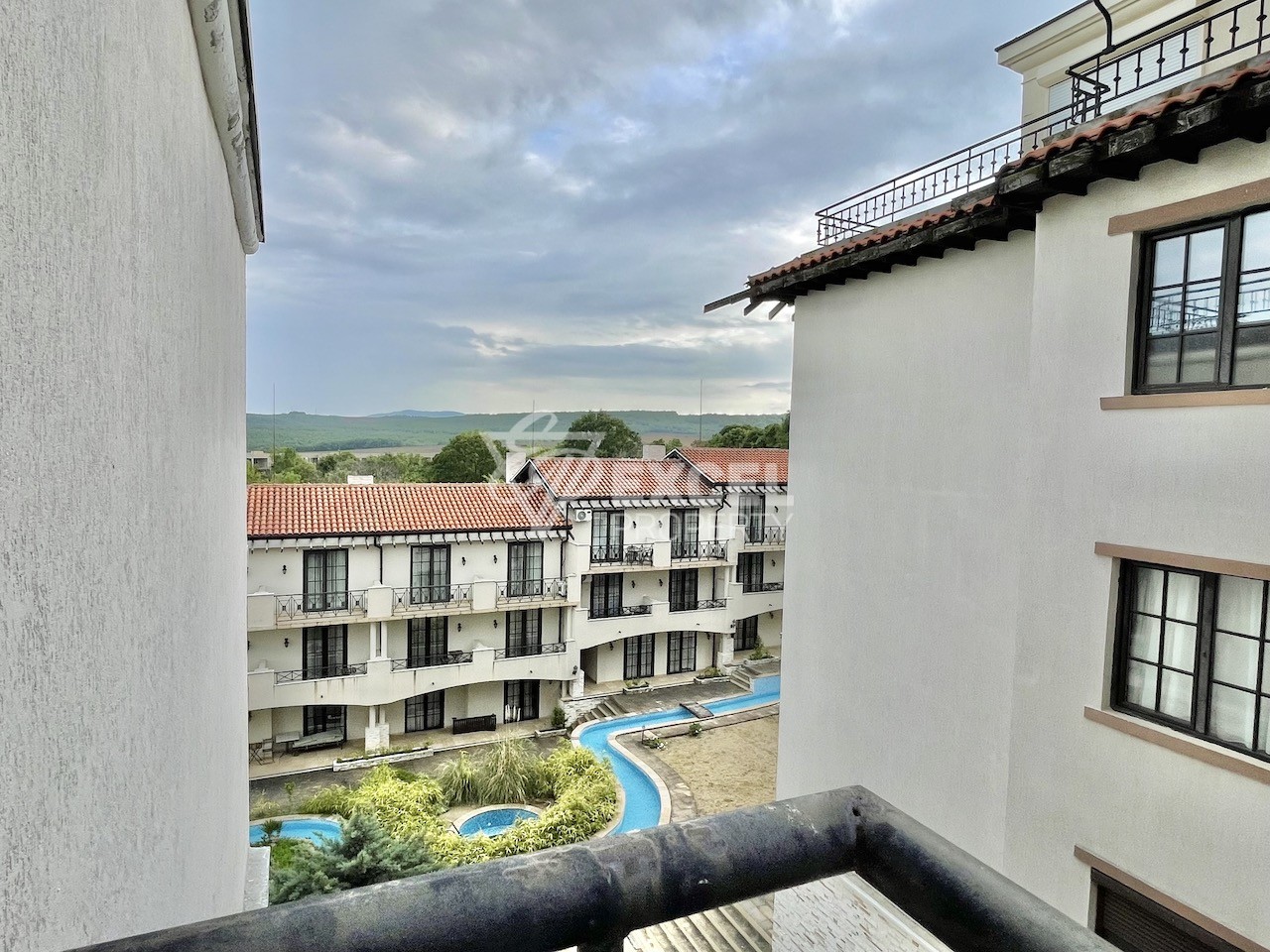 Двустаен апартамент в Обзор, само на 150 м от морето - комплекс Клиф