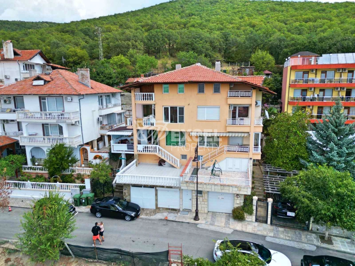 Четири етажна, напълно завършена и обзаведена къща с невероятна морска панорама, готова за живеене