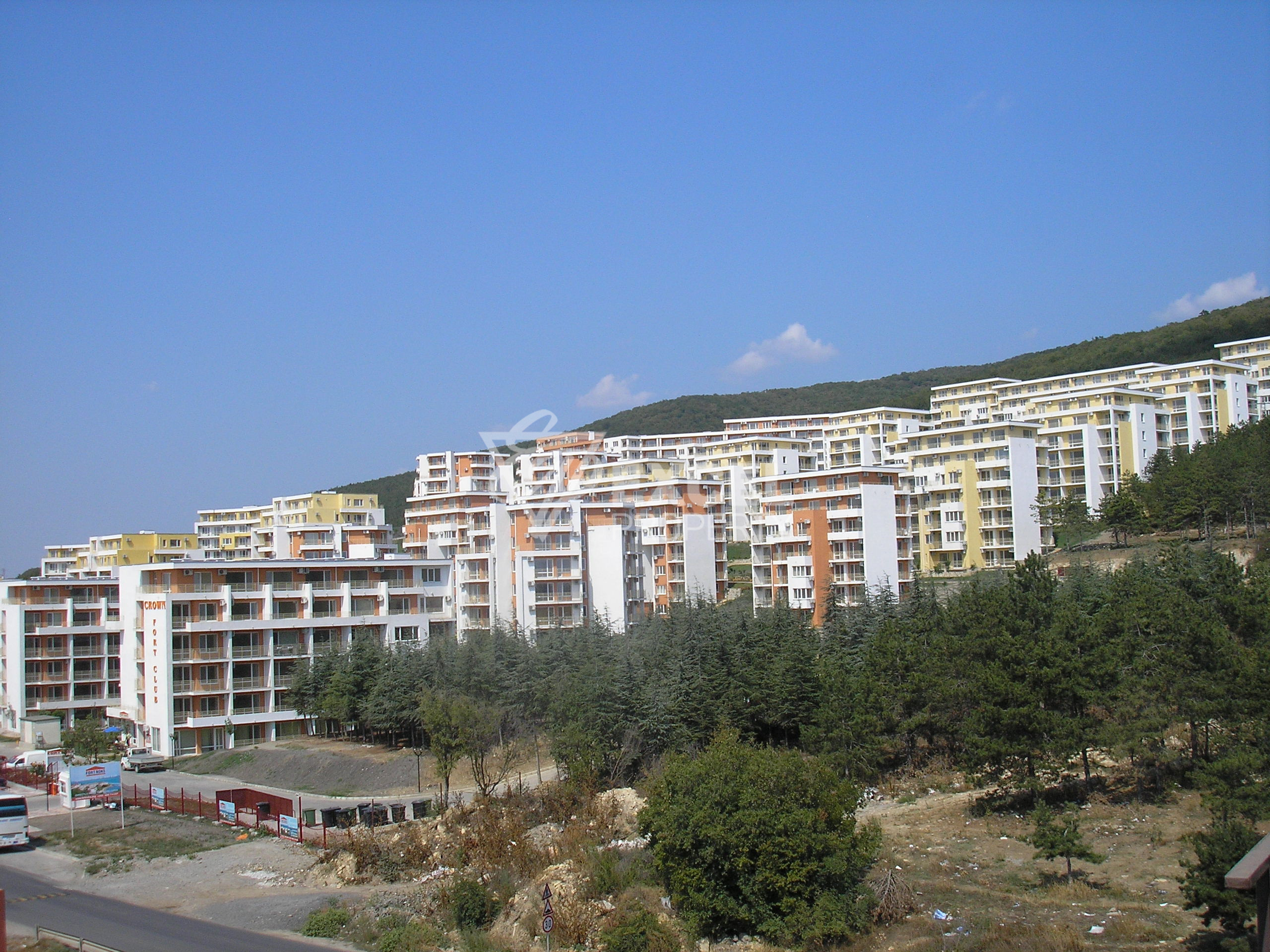 Двустаен обзаведен апартамент в Краун Форт с гледка басейн