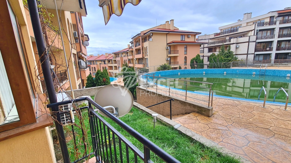 Двустаен апартамент с гледка към басейна в Свети Влас