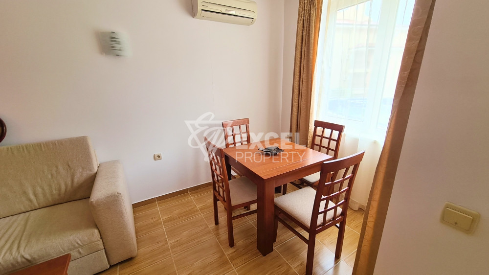 Двустаен апартамент с гледка към басейна в Свети Влас