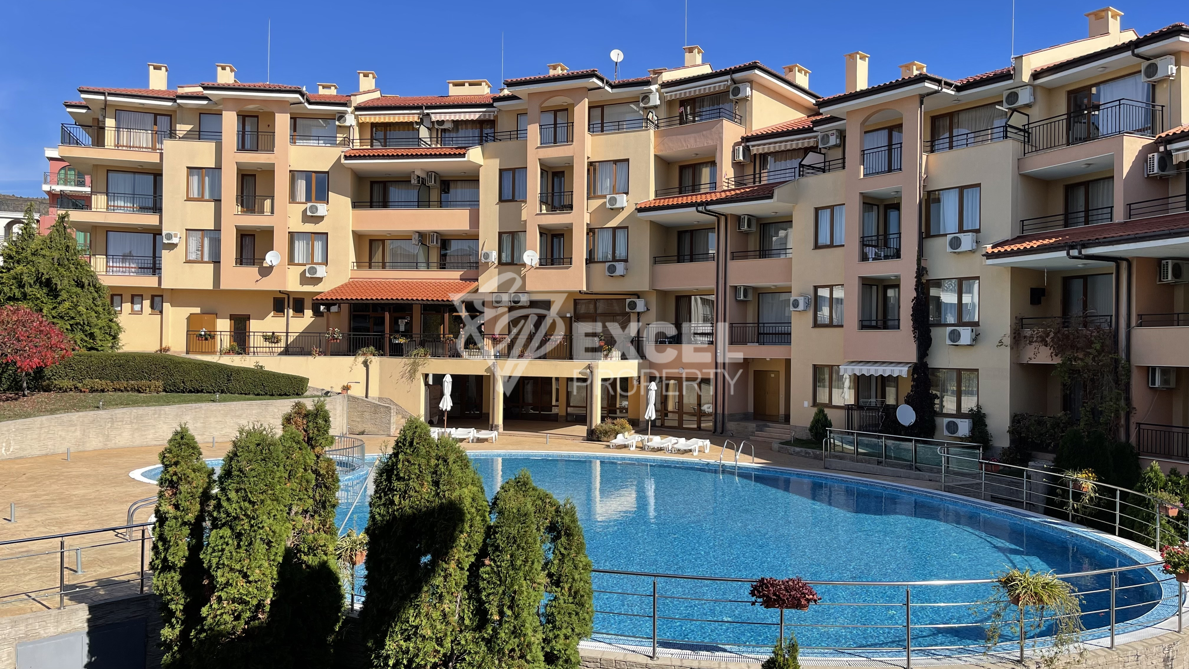 Двустаен апартамент с гледка към басейна в Свети Влас