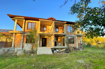 Едно фамилна, двуетажна къща за продажба в с. Кошарица