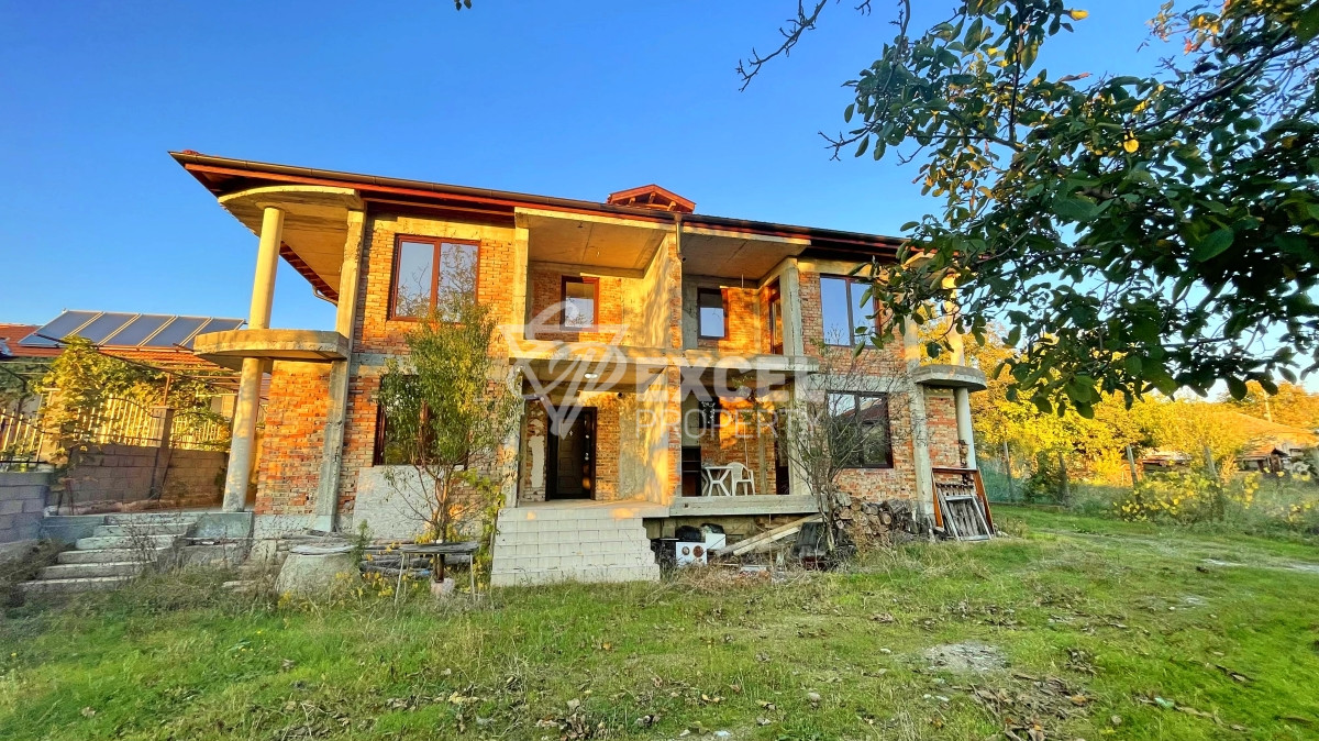 Едно фамилна, двуетажна къща за продажба в с. Кошарица