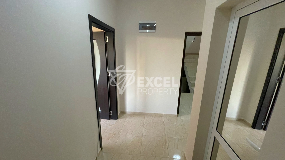 Едно фамилна, двуетажна къща за продажба в с. Кошарица