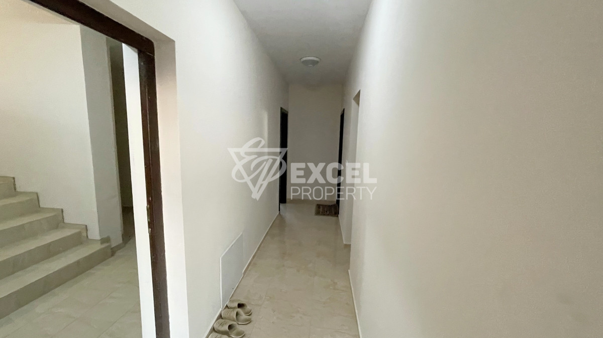 Едно фамилна, двуетажна къща за продажба в с. Кошарица