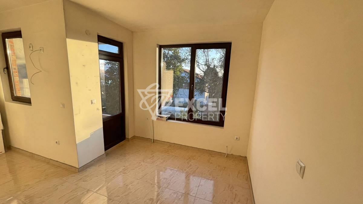 Едно фамилна, двуетажна къща за продажба в с. Кошарица