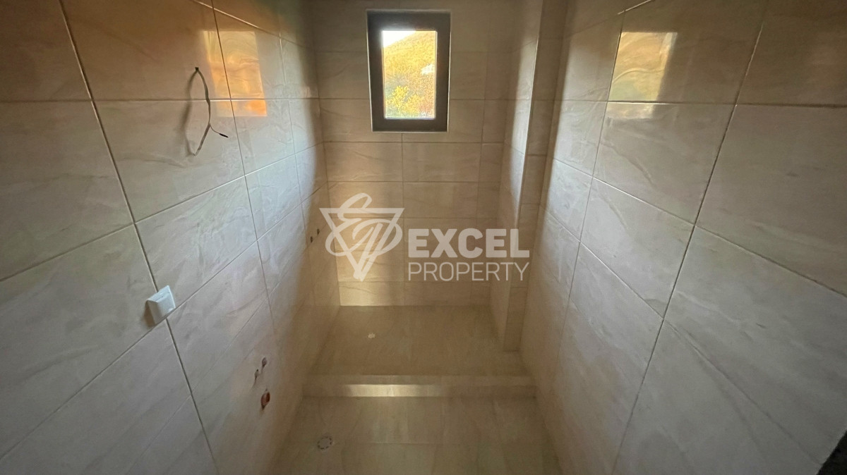 Едно фамилна, двуетажна къща за продажба в с. Кошарица