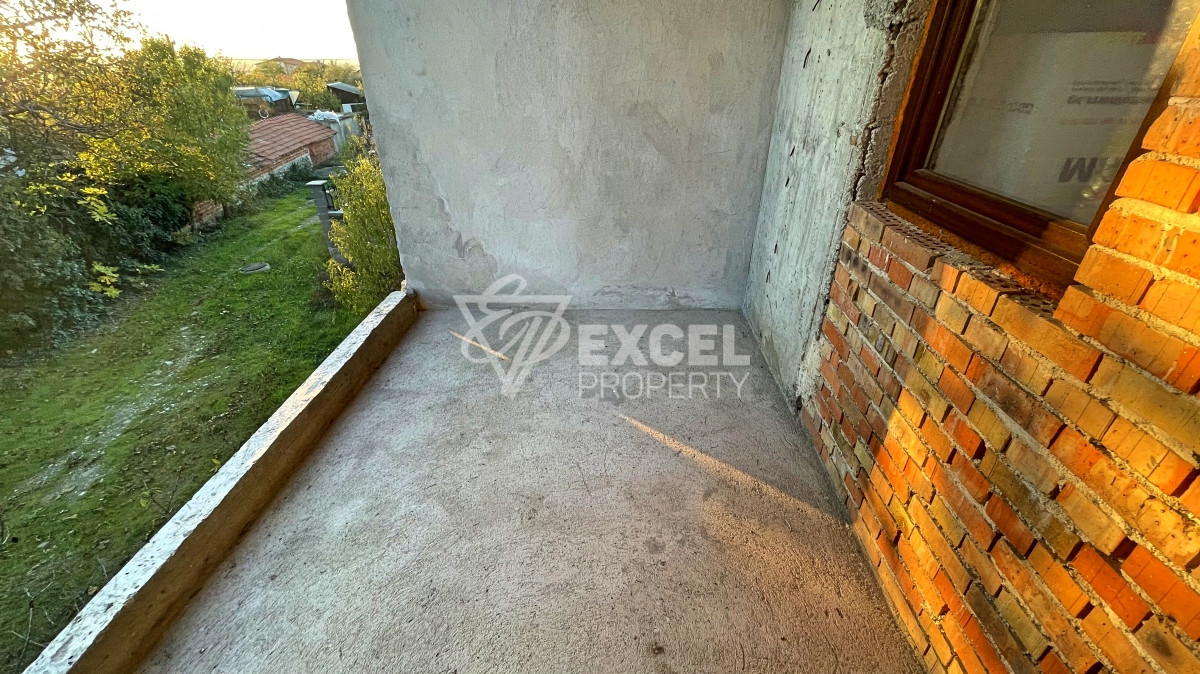 Едно фамилна, двуетажна къща за продажба в с. Кошарица