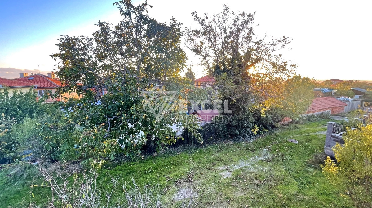 Едно фамилна, двуетажна къща за продажба в с. Кошарица