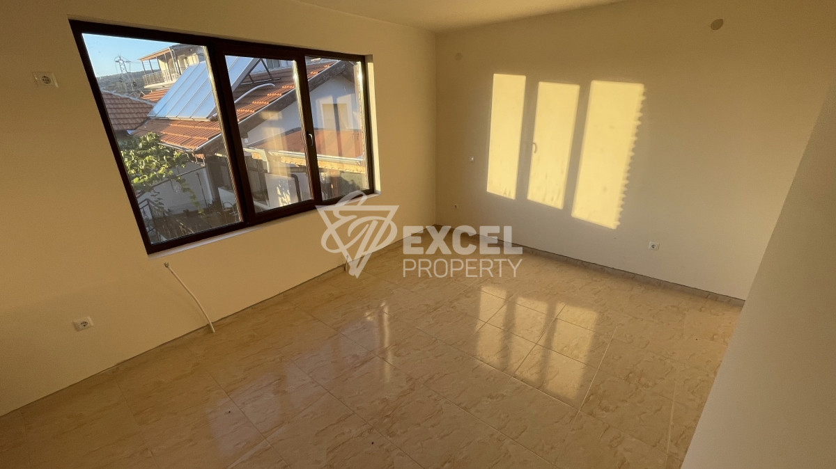 Едно фамилна, двуетажна къща за продажба в с. Кошарица