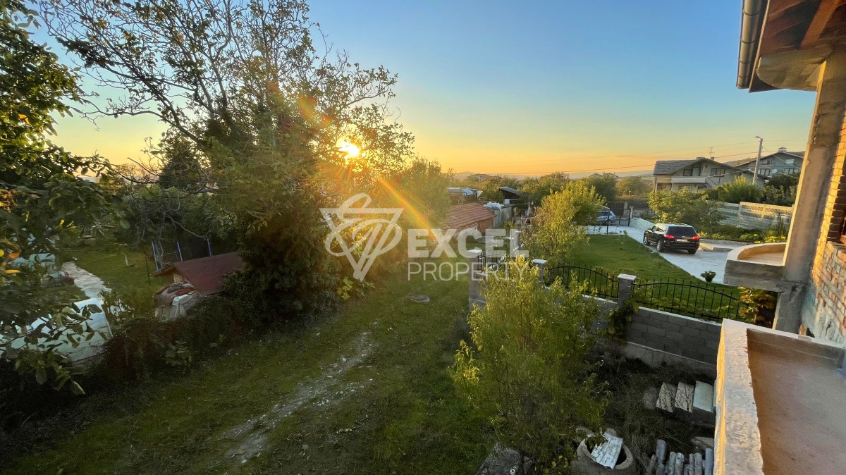 Едно фамилна, двуетажна къща за продажба в с. Кошарица