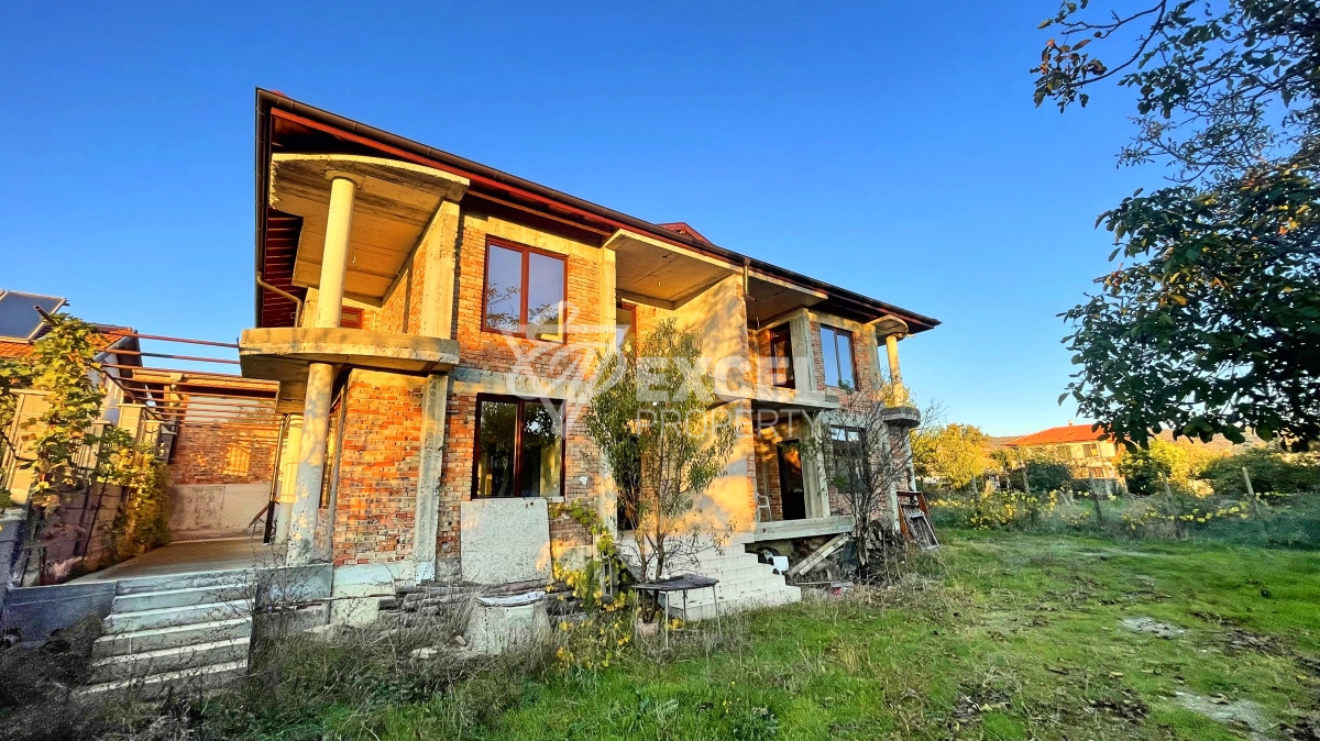 Едно фамилна, двуетажна къща за продажба в с. Кошарица