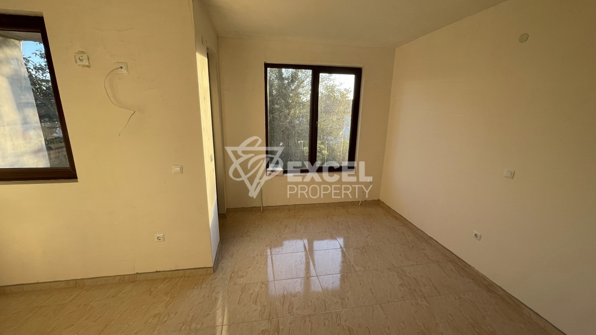 Едно фамилна, двуетажна къща за продажба в с. Кошарица