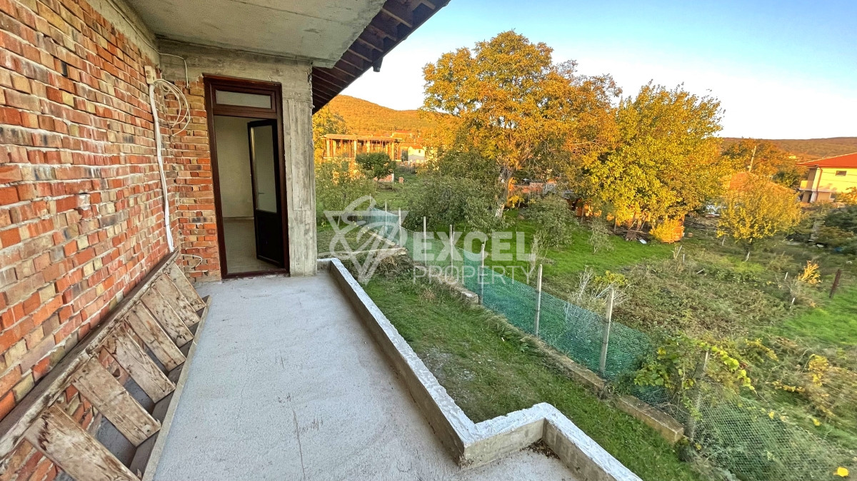 Едно фамилна, двуетажна къща за продажба в с. Кошарица