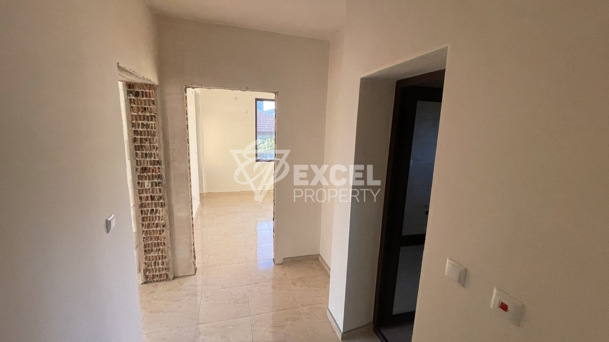 Едно фамилна, двуетажна къща за продажба в с. Кошарица