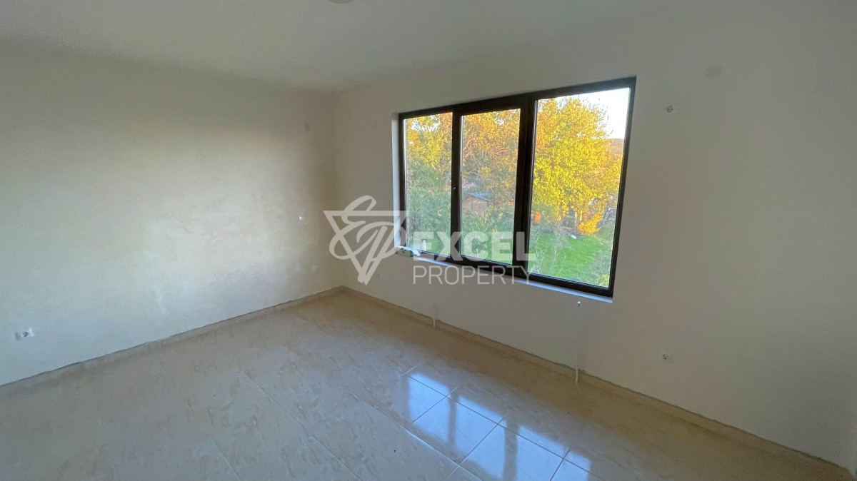 Едно фамилна, двуетажна къща за продажба в с. Кошарица