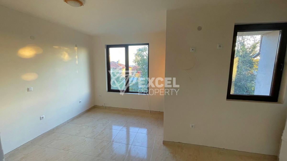 Едно фамилна, двуетажна къща за продажба в с. Кошарица