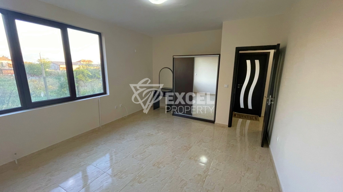 Едно фамилна, двуетажна къща за продажба в с. Кошарица