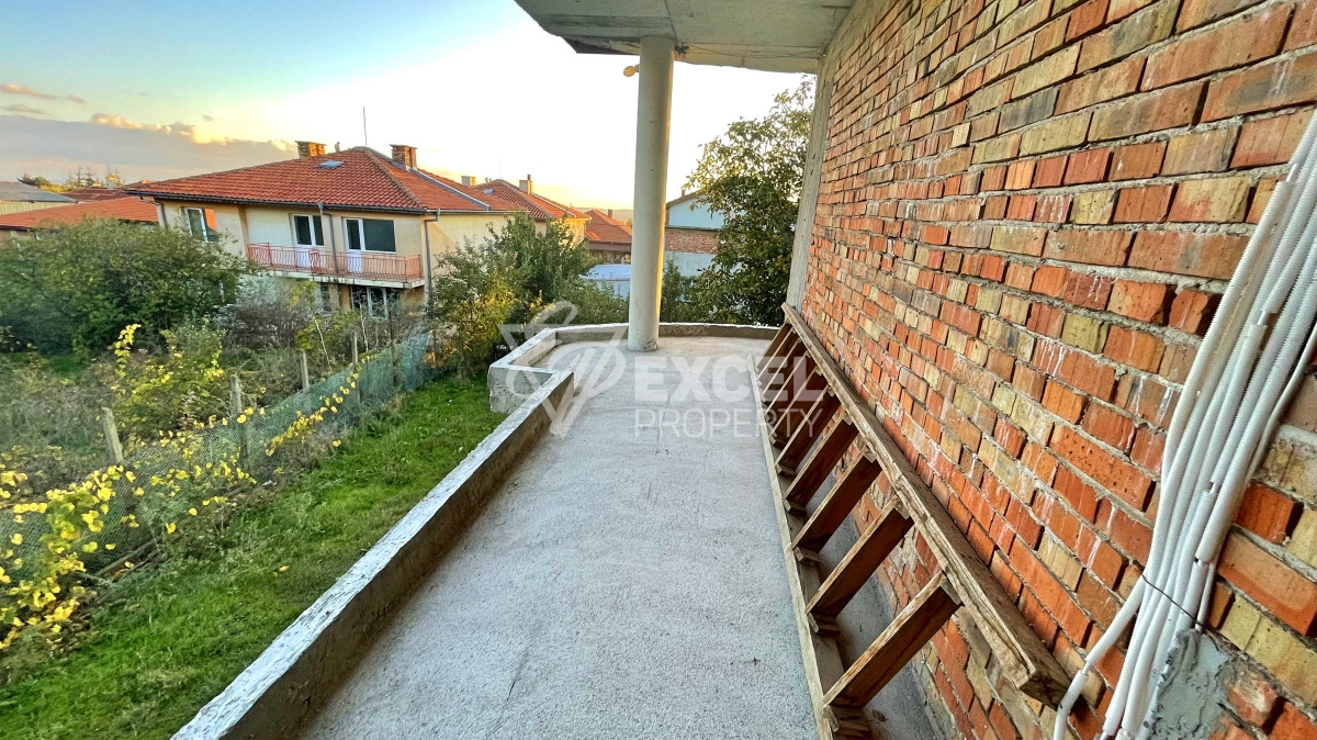 Едно фамилна, двуетажна къща за продажба в с. Кошарица