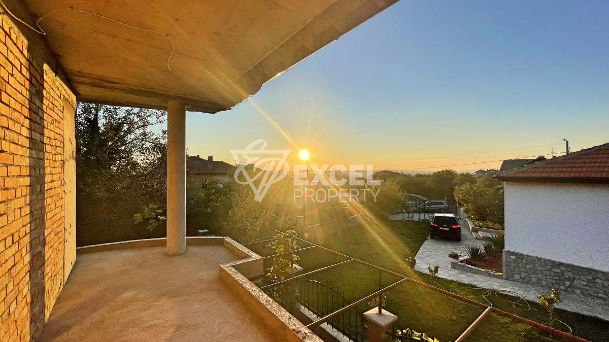 Едно фамилна, двуетажна къща за продажба в с. Кошарица