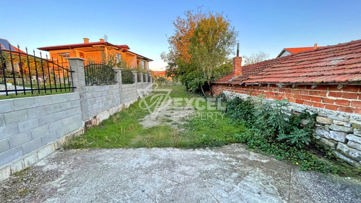 Едно фамилна, двуетажна къща за продажба в с. Кошарица