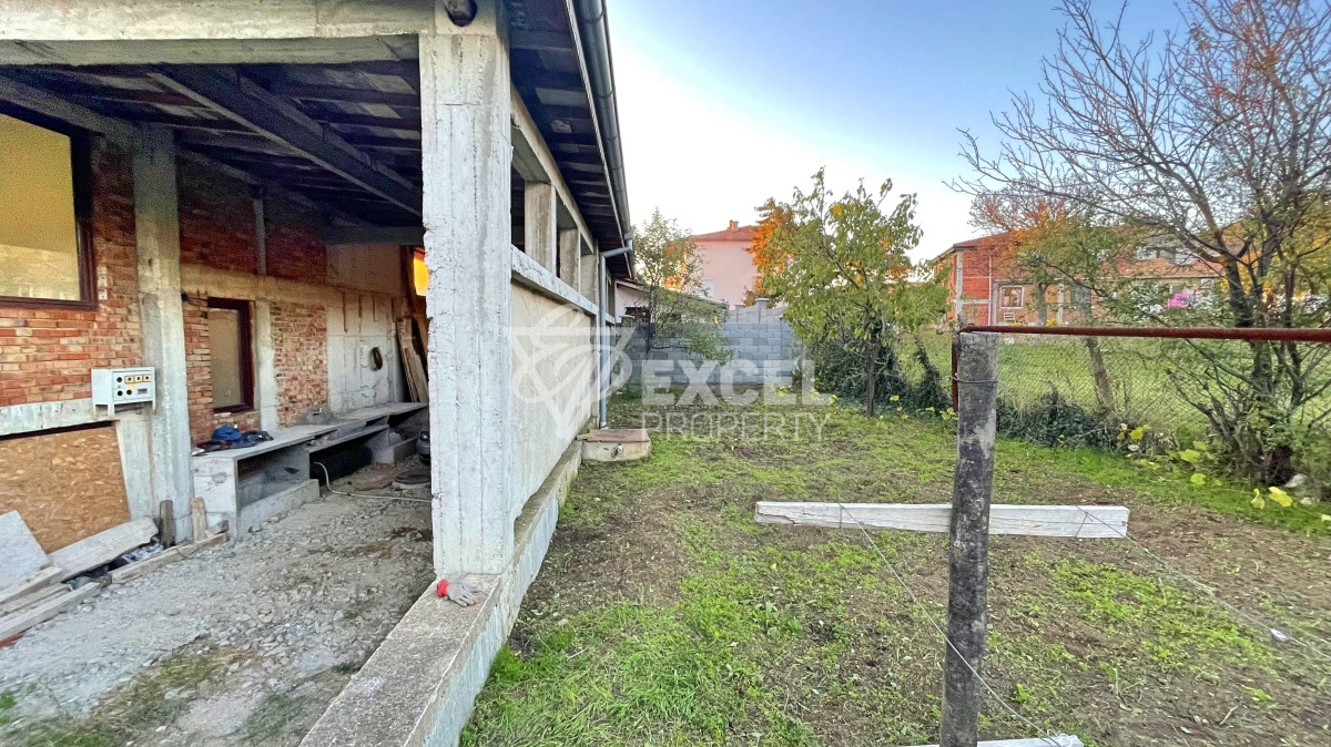 Едно фамилна, двуетажна къща за продажба в с. Кошарица