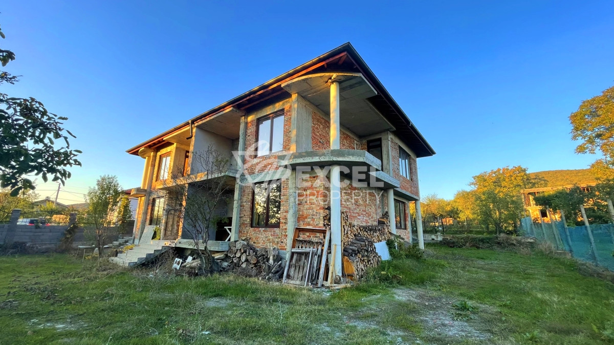 Едно фамилна, двуетажна къща за продажба в с. Кошарица