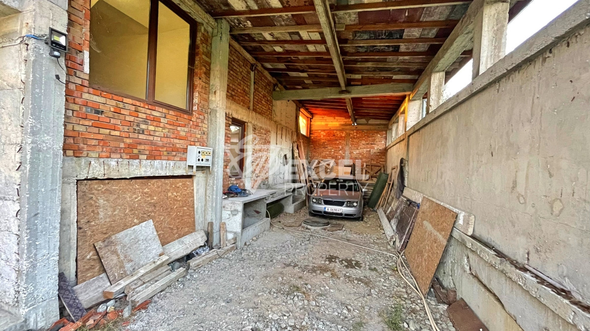 Едно фамилна, двуетажна къща за продажба в с. Кошарица