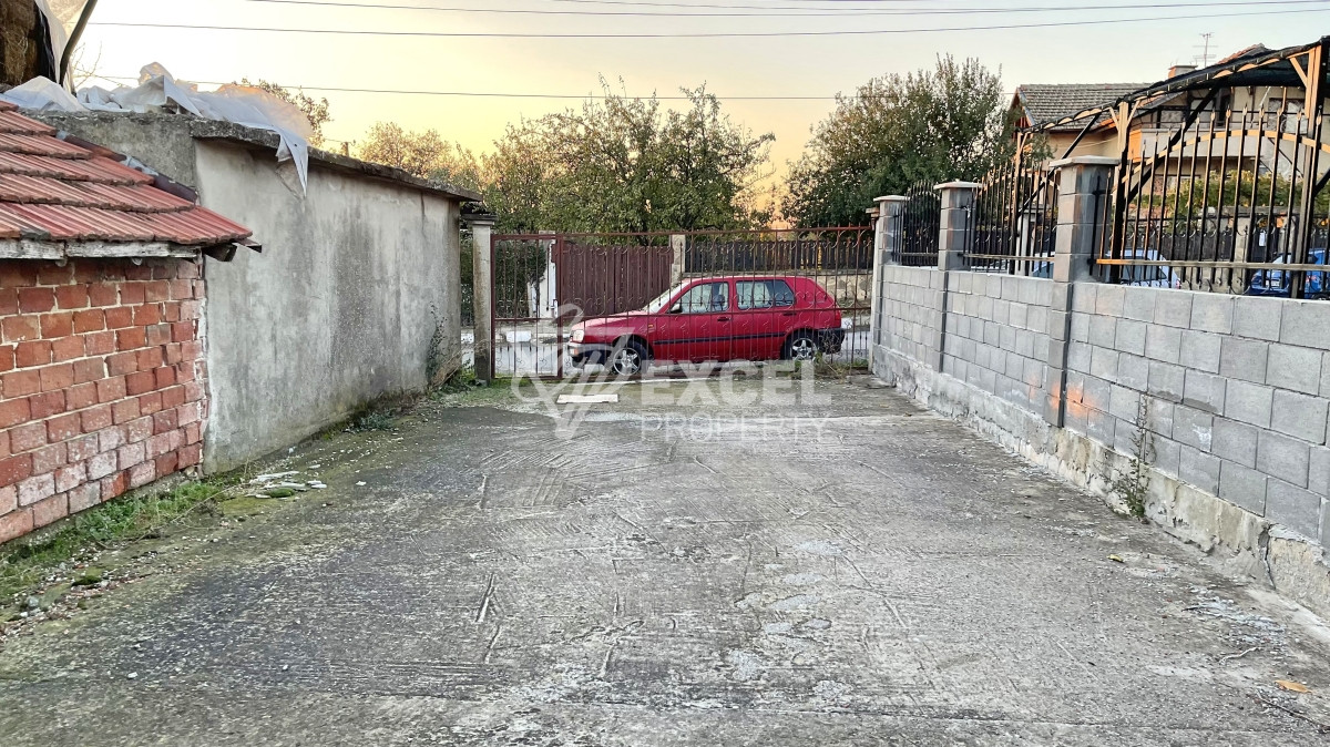 Едно фамилна, двуетажна къща за продажба в с. Кошарица