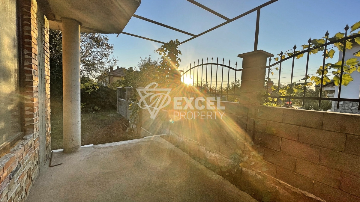 Едно фамилна, двуетажна къща за продажба в с. Кошарица